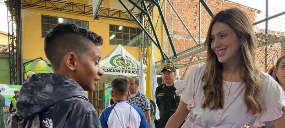 Gestora social de Medellín acompañó a los niños y niñas en su regreso a clases